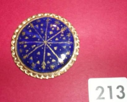 null Un bouton XVIIIème en cuivre guilloché et émail bleu nuit peint de motifs géométriques...