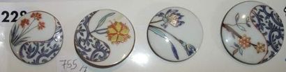 null Une plaque de 4 boutons en porcelaine peinte de motifs floraux, années 20/30
(attribués...