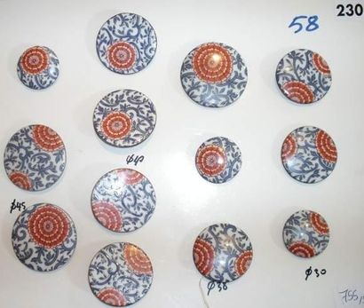 null Une plaque de 13 boutons en porcelaine peinte à motifs floraux, années 20/30
(attribués...