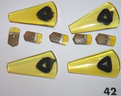 null 4 gros boutons jaune translucide et 5 petits boutons incrustés de chêne d'A...