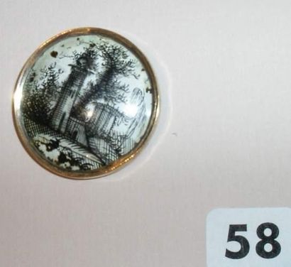 null Un bouton XVIIIème, peinture sous verre cerclée de cuivre
(D36mm) à décor de...