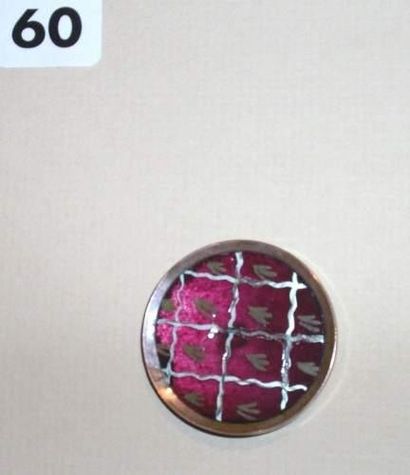 null Un bouton XVIIIème, peinture sous verre
(D37mm), motifs géométriques