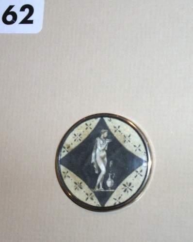 null Un bouton XVIIIème, peinture sur soie
(D36mm) représentant une femme à l'aiguière,...
