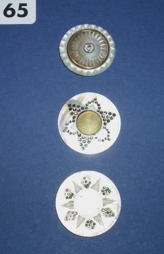 null Trois boutons XVIIIème en nacre gravée ornée de perles de verre et strass
(D30,...