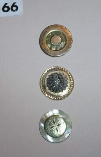 null Trois boutons XVIIIème en nacre et cuivre ciselé et gravé
(D28mm)