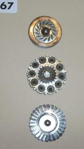 null Deux boutons XVIIIème en acier et nacre
(D34, 38 mm) et un bouton XVIIIème en...