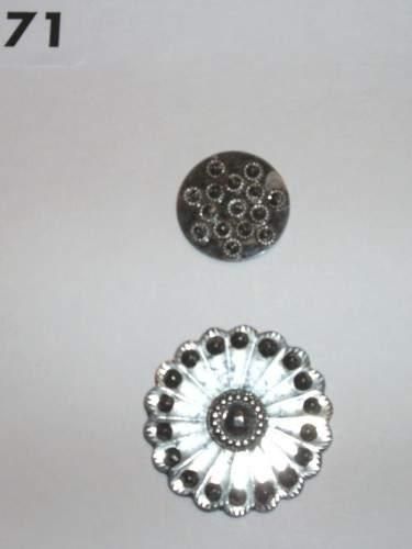 null Deux boutons en acier ornés de clous facettés
(D22, 36mm)