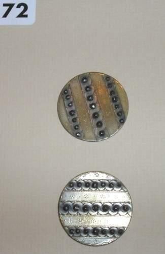 null Deux boutons XIXème en métal gravé orné de clous facettés
(D35mm)