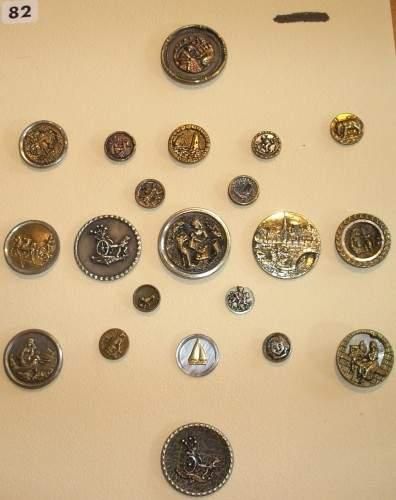null Une carte de 21 boutons en métal repoussé
(D15 à 38mm) ornés de scènes historiées
(XIXème...