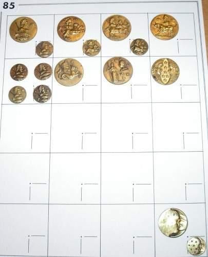 null Une carte de 16 boutons en métal repoussé à décor de signes du Zodiaque
(D19...
