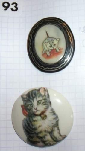 null 2 boutons sur le thème du chat : un "bidri" artisanat indien et une peinture...