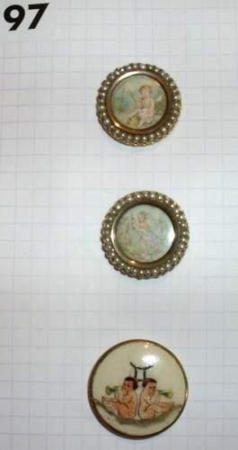 null 3 boutons sur le thème des chérubins : 2 dans un entourage perles
(D24mm) et...