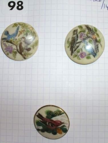 null 3 boutons en porcelaine sur le thème des oiseaux dont un satsuma
(D28mm)