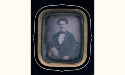 null Daguerréotype 1/6 de plaque
Portrait d'homme par Pillas, c. 1857
Rehaut à l...