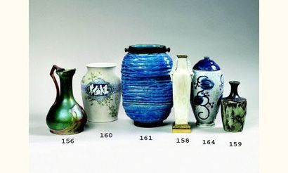 null SÈVRES (Manufacture Nationale). 
Vase en porcelaine de section carrée légèrement...