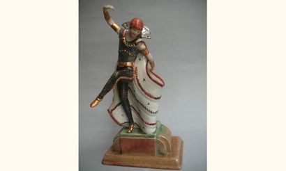 null Travail italien (?).
Danseuse à la cape; grès porcelainique polychrome à abondants...