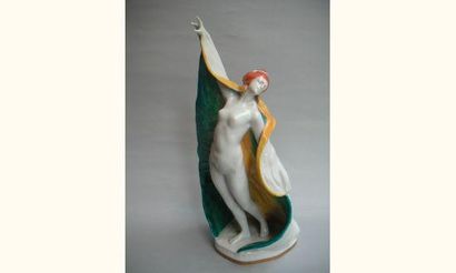 null Karl Ens. 
Danseuse aux voiles (Loïe Fuller ?); porcelaine polychrome à rehauts...
