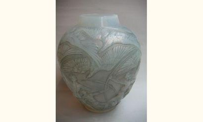 null René LALIQUE. 
Vase "Archers" en verre opalescent moulé patiné de gris foncé...