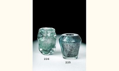 null MAURICE MARINOT (1882-1960) 
Rare vase tronconique en verre cristallin épais...