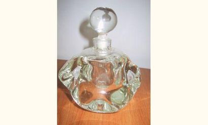 null ANDRE THURET (1898- 1965)
Flacon en cristal épais modelé à chaud et bouchon...