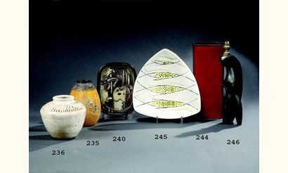 null HENRI CHAUMEIL (1877-1944) 
Vase ovoïde terminé par un bourrelet au col, en...