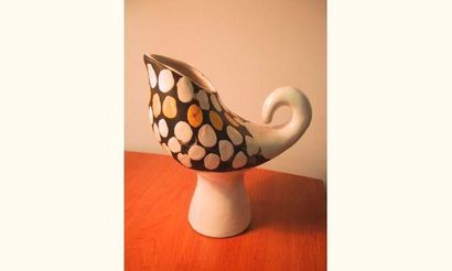 null ROGER CAPRON (né en 1922) 
Vase "oiseau" en céramique émaillée blanche et décor...