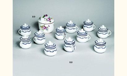 null ARRAS : (porcelaine tendre).
Suite de onze pots à crème en porcelaine à décor...