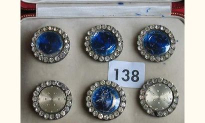 null Un lot de 6 boutons en argent, verre et strass (3 endommagés) dans leur écr...