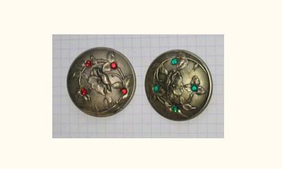 null 2 boutons Art Nouveau en métal repoussé réhaussé de pierres de couleur ( D35...