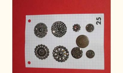 null 1 plaque de boutons XVIIIème XIXème et XXème en acier pointes d'acier , verre...
