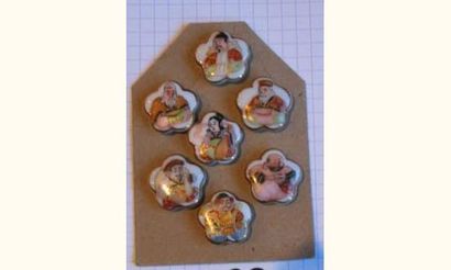 null Série de 7 boutons en porcelaine à motifs peints représentant "les 7 dieux ...