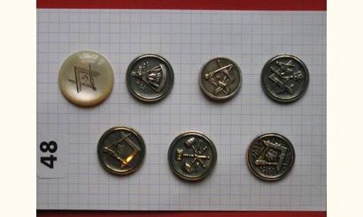 null Série de 6 boutons maçonniques en métal et 1 bouton de col en nacre