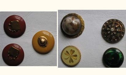 null Deux plaques de 4 et 3 boutons fin XIXème dont un bouton en métal à fond de...