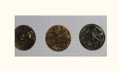 null 2 plaques de boutons en métal à motifs historiés dont fables de La Fontaine...