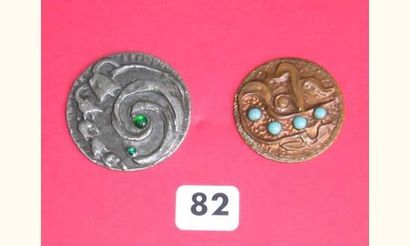 Plaque de 2 boutons en métal ornés de perles...