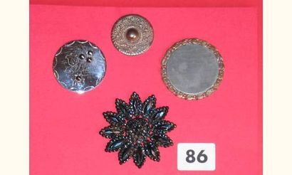null Plaque de 4 boutons en métal XVIIi et début XIXème dont un très beau bouton...