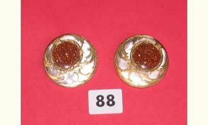 null Paire de boutons Années 1880 à fond de nacre grise ornée de métal doré en applique...