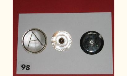 null 5 boutons en galalithe peinte par Louise Richard pour l'Exposition de 1937 (...
