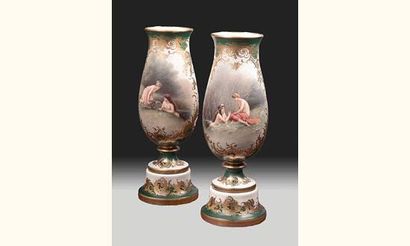 null Importante paire de vases formant pendant en cristal d'opale de forme balustre,...