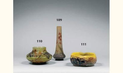 DAUM
Vase aplati à large col ouvert en verre...