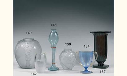 André HUNEBELLE. 
Gros vase ovoïde en verre...