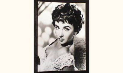 null LOT DE CINQ PHOTOGRAPHIES D'ELISABETH TAYLOR, 1960-1980.
Tirages argentiques...