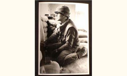 null LEROY, CATHERINE Soldat à genoux, c. 1968.
Tirage argentique d'époque.
Au verso,...