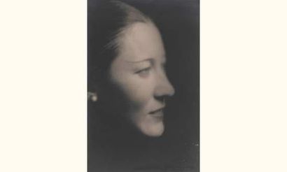 null Albin-Guillot Laure (1879-1962)
Portrait d'Odile Eric Bagge de profil, ca. 1925....
