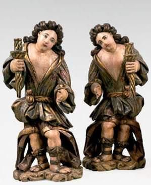 null Paire de statues d'angelots thuriféraires, en bois polychrome, debout sur un...