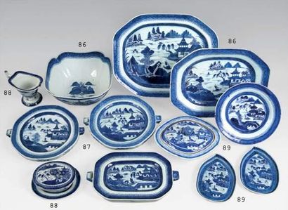 null Service de plats en porcelaine de chine, à décor en bleu de paysage lacustre,...