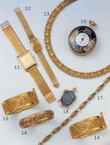 null MONTRE BRACELET de dame en or jaune, la montre dissimulée sous un motif à décor...