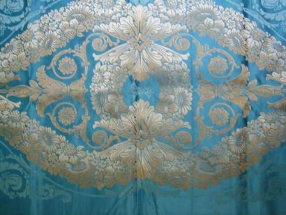 null Laize de lampas pour un canapé, Lyon, circa 1820, fond satin bleu, décor bleu...