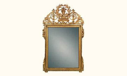 null Miroir en bois sculpté et doré à décor de rais-de-cœur et perles, le fronton...