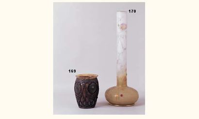 null Louis MAJORELLE et Antonin DAUM
Vase ovoïde à petit col évasé en verre chiné...